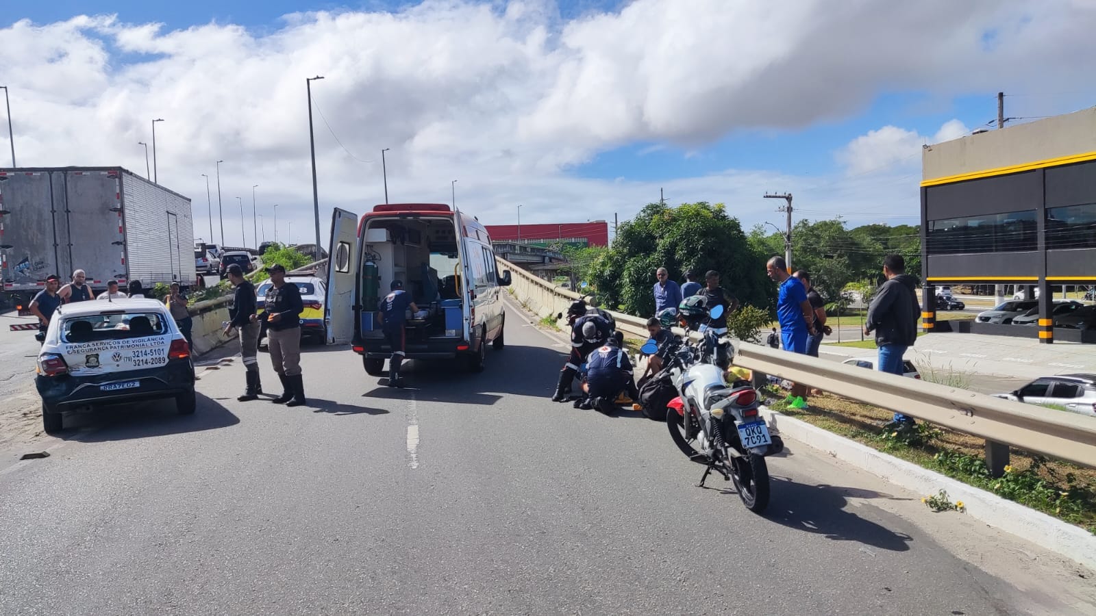 Acidente envolvendo dois carros de passeio um caminhão e uma moto