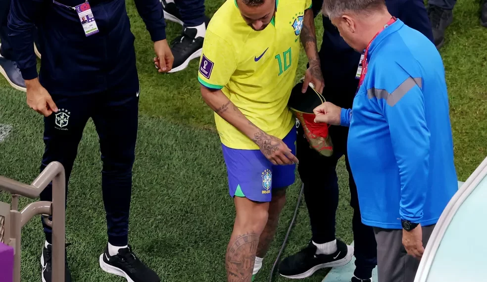 Neymar torce o tornozelo, sai chorando e recebe apoio após ser