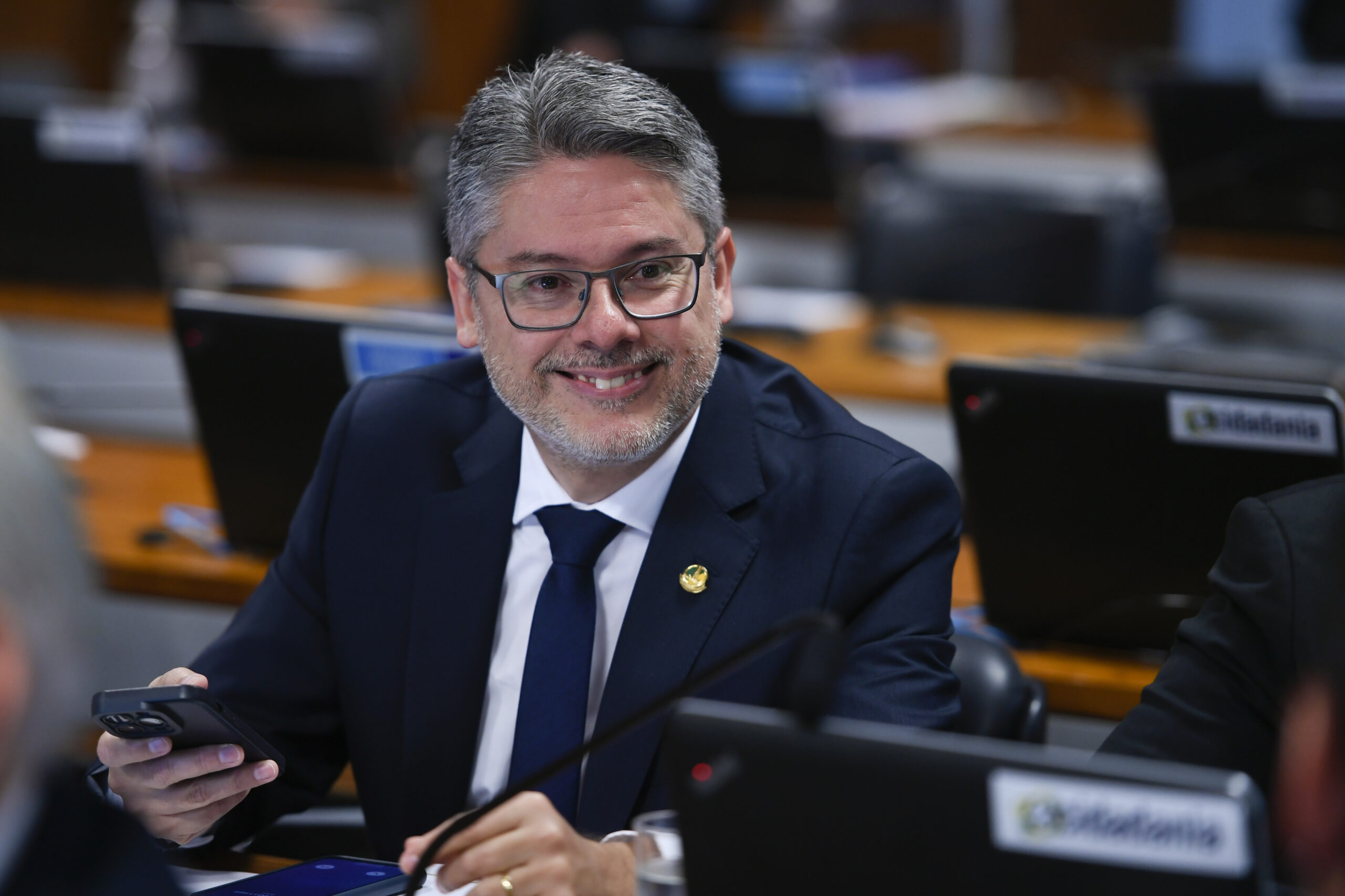 Comissão de Constituição, Justiça e Cidadania (CCJ) realiza sabatina dos indicados para o Supremo Tribunal Federal (STF) e para a Procuradoria-Geral da República (PGR).

À bancada, senador Alessandro Vieira (PSDB-SE).

Foto: Edilson Rodrigues/Agência Senado