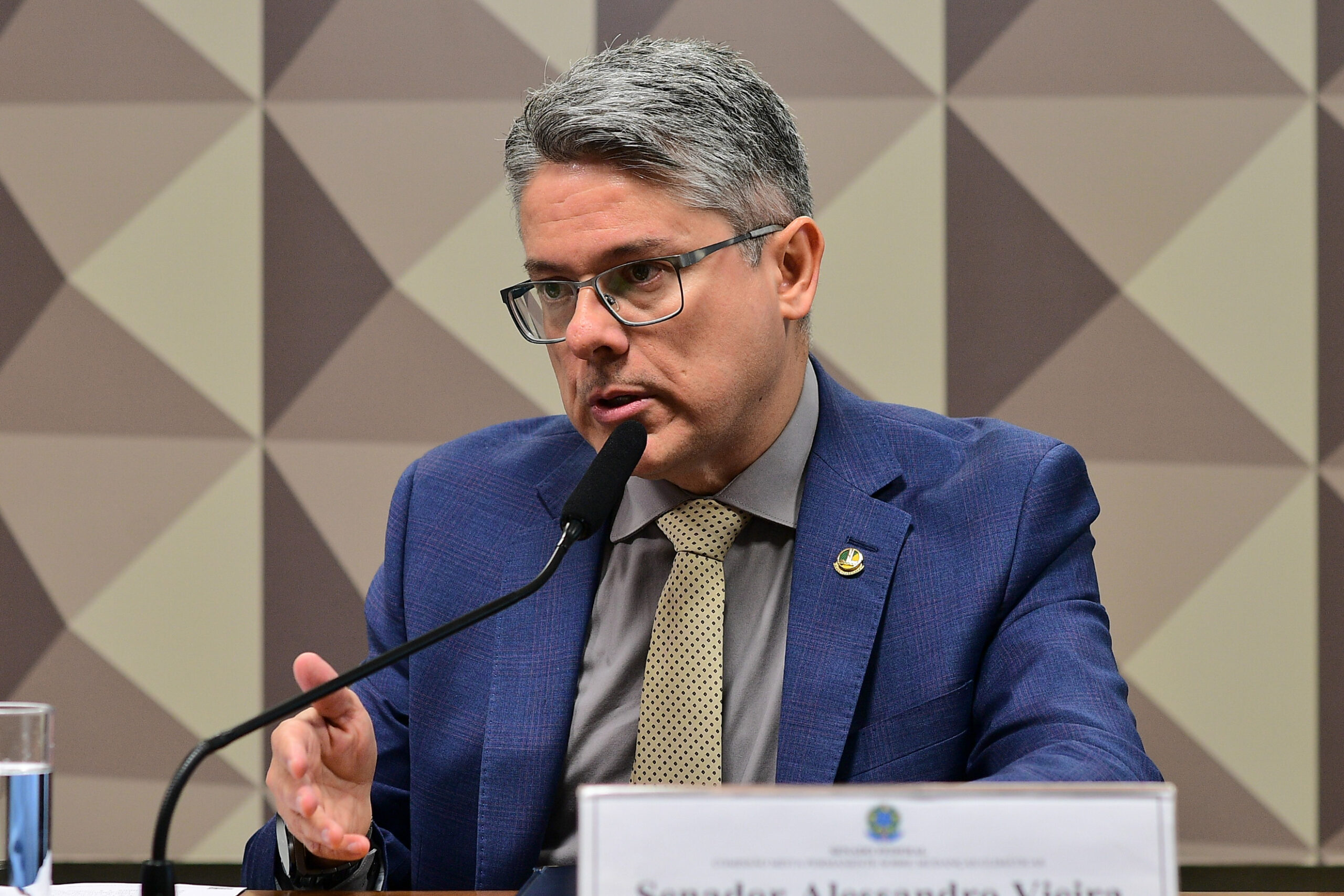 Comissão Mista Permanente sobre Mudanças Climáticas (CMMC) realiza reunião com 3 itens. Entre eles, o REQ 4/2024, que requer a realização de audiência pública para debater a implementação do Código Florestal, suas dificuldades e desafios existentes.

Mesa:
relator da CMMC, senador Alessandro Vieira (MDB-SE).

Foto: Pedro França/Agência Senado