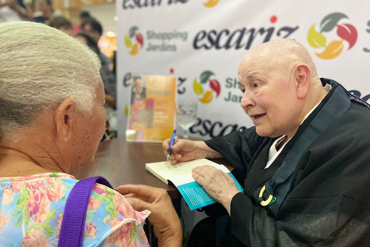 Monja Coen lota livraria em lançamento de livro em Aracaju – FaxAju