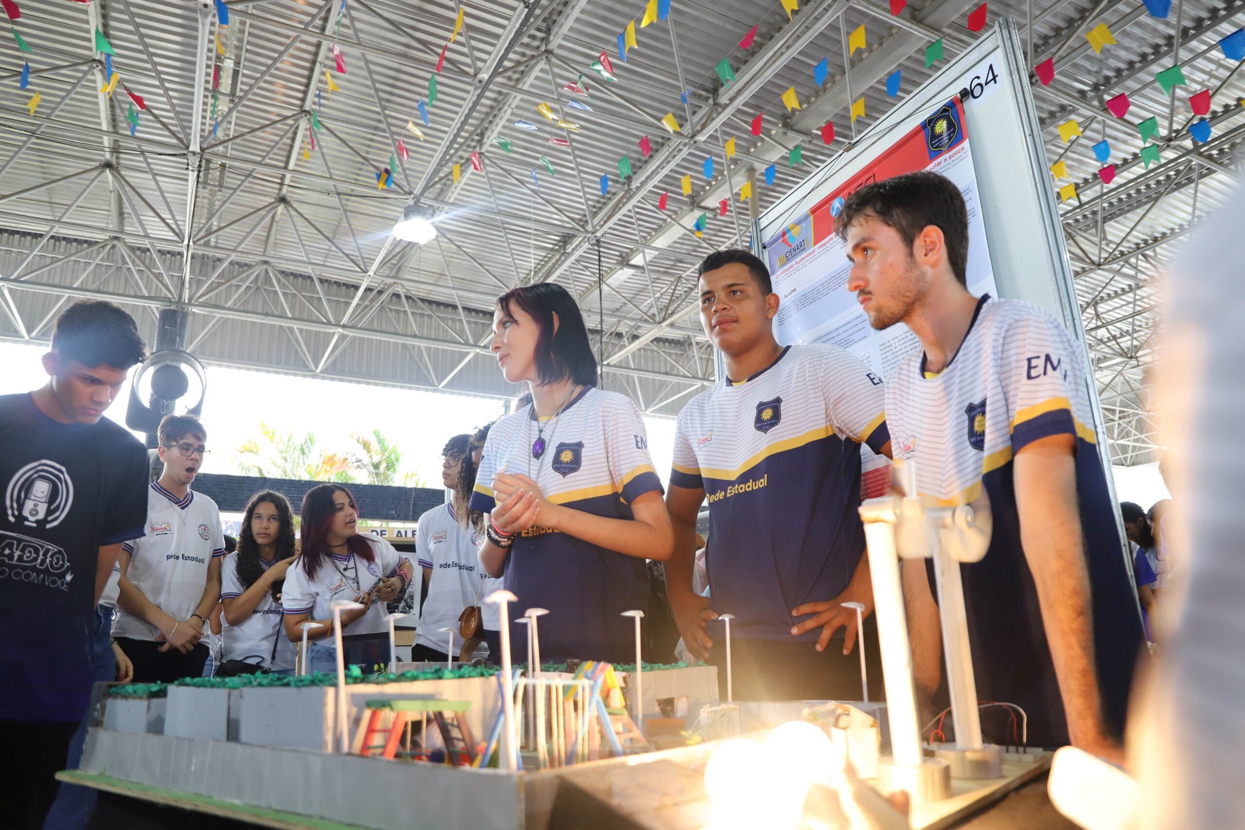 Alunos do Centro de Excelência Roque José de Souza, de Aracaju (DEA), na Cienart 2023