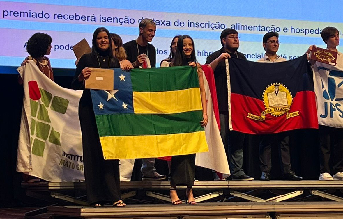 As alunas Laura Fernanda e Maria Luiza receberam premiações