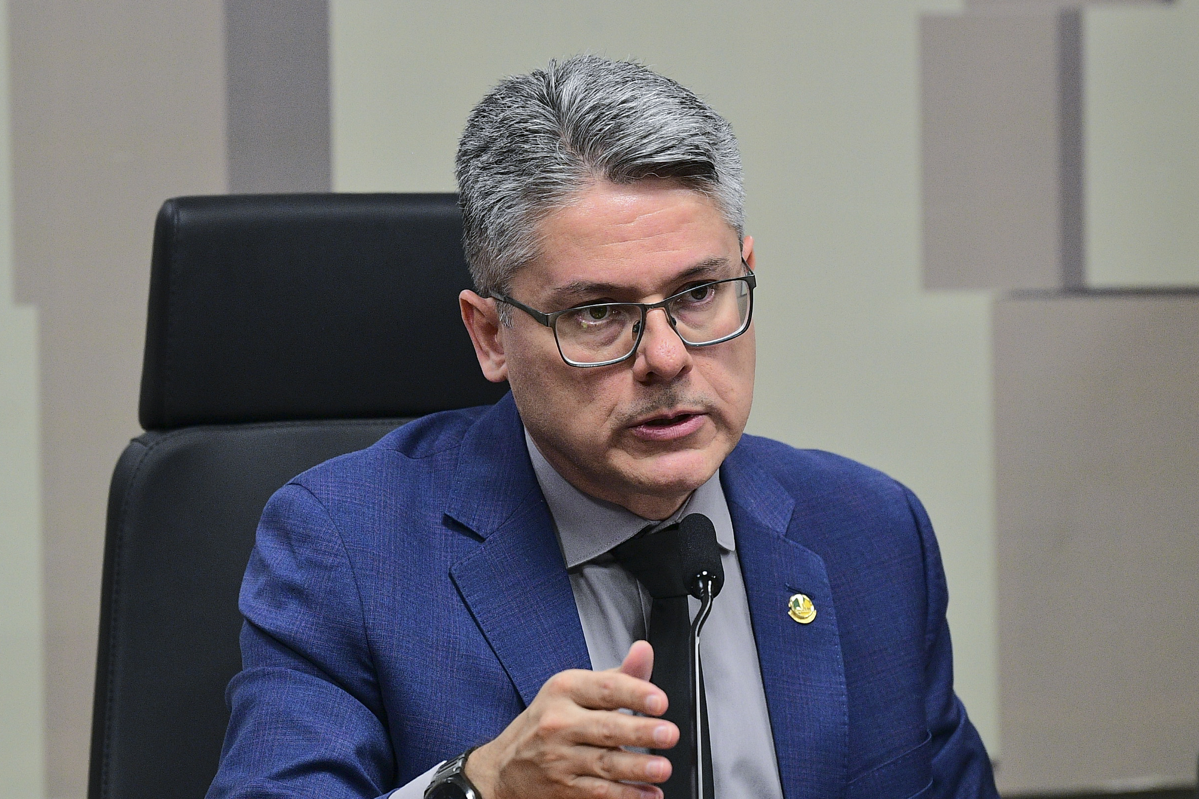 Comissão Mista Permanente sobre Mudanças Climáticas (CMMC) realiza reunião para análise de requerimentos e discussão e deliberação das emendas da comissão ao PLN 26/2024 (LOA 2025), que "estima a receita e fixa a despesa da União para o exercício financeiro de 2025". 

Mesa: 
relator das emendas da CMMC ao PLOA 2025, senador Alessandro Vieira (MDB-SE). 

Foto: Pedro França/Agência Senado