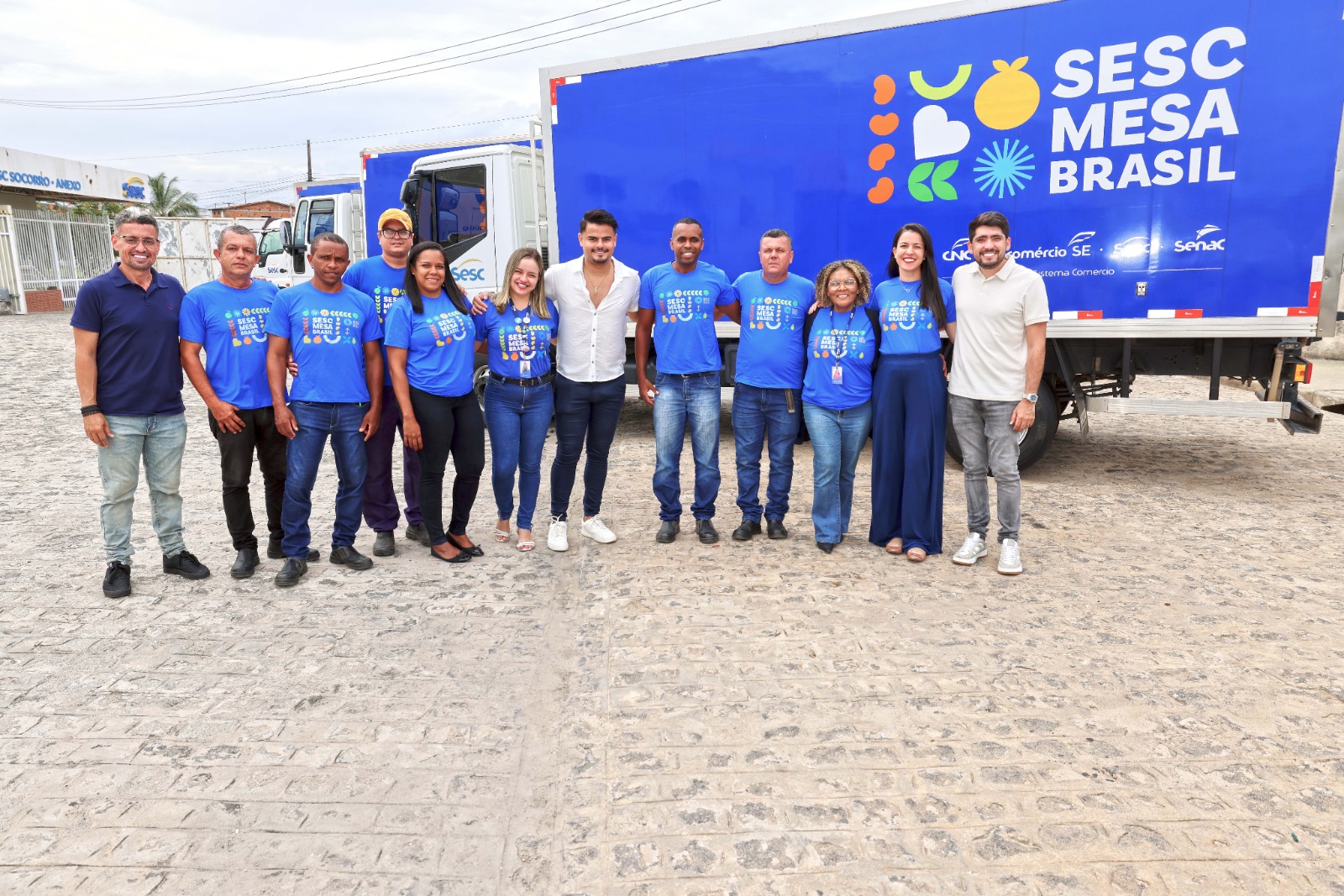 Foto Heitor Costa com equipe do Mesa Brasil